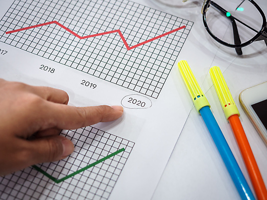 포토 JPG 해외이미지 직업 손 종이 안경 백그라운드 컨셉 인터넷 비즈니스 성공 그래프 설계 직장 사람없음 금융 컴퓨터 사무실 연필 펜 우주 디지털 공책 자료 성장 흰색 가리킴 작업 목표 계획 디자이너 연도 책상 분석 투자 페이지 형광펜 개발 골 마케팅 해외202008 해외포토 잡화 컬러 가구 회사 문구용품 학용품 손짓 신체부위 경제 전자제품 필기구 파일형식