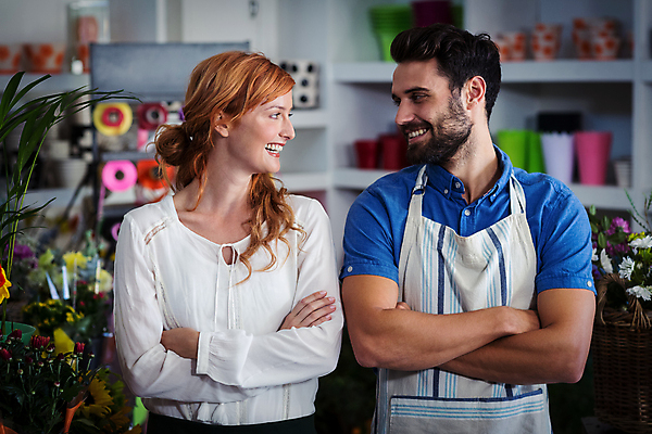 포토 JPG 해외이미지 백인 여자 남자 꽃 실내 서기 20대 성인 두명 30대 마주보기 팔짱 앞치마 꽃집 성인만 해외202008 해외포토 서양인 식물 모션 사람 청년 내부 장년 상점 파일형식