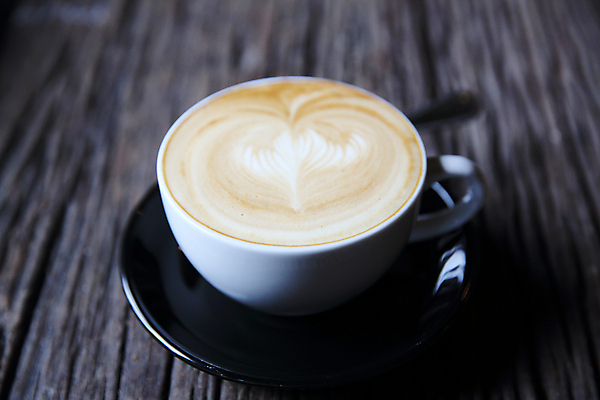 포토 JPG 해외이미지 실내 사람없음 커피잔 컵받침 나무바닥 카푸치노 해외202008 해외포토 커피 잔 바닥 내부 받침대 파일형식