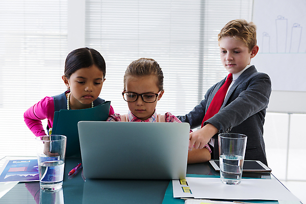 포토 JPG 해외이미지 여자 남자 어린이라이프 어린이 비즈니스 회의 소년 상반신 세명 노트북 가리킴 비즈니스맨 비즈니스우먼 직업체험 소통 역할놀이 어린이만 해외202008 해외포토 라이프스타일 컨셉 놀이 사람 손짓 전자제품 직장인 체험학습 파일형식