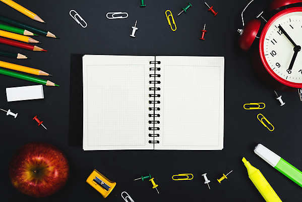 포토 JPG 해외이미지 학생 교육 종이 백그라운드 장신구 교실 학교 탁자 문구용품 자 미술 사람없음 파란색 학습 컬러풀 사무실 연필 펜 노란색 우주 검은색 공책 칠판 장비 흰색 도구 그룹 사과 책상 오브젝트 분필 모음 초보 많음 카피스페이스 국경 해외202008 해외포토 컬러 가구 컨셉 과일 비즈니스 문화예술 학용품 한글 필기구 공백 초크 파일형식