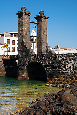 포토 JPG 해외이미지 함께함 파란색 맑음 성 역사 A 해외202008 해외포토 건축물 알파벳 컬러 컨셉 날씨 파일형식