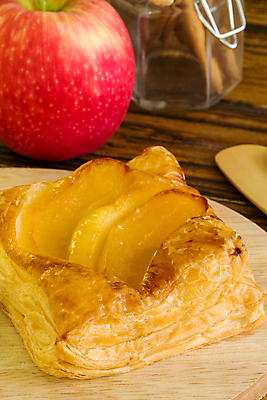 포토 JPG 해외이미지 백그라운드 디저트 사람없음 빵집 아침식사 사과 퍼프 시나몬 페스츄리 해외202008 해외포토 음식 빵 과일 상점 식사 파일형식