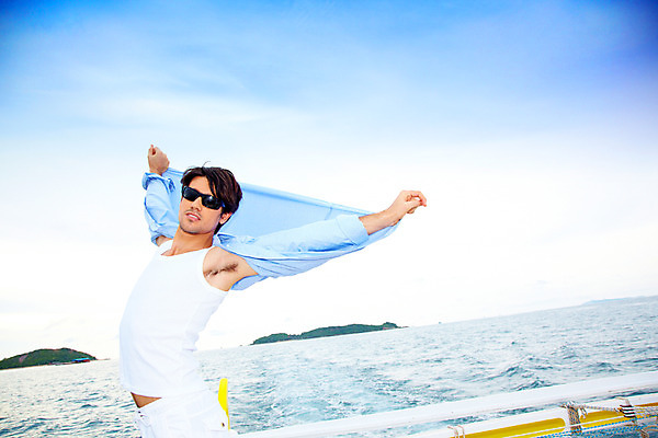 포토 JPG 주간 서양인 구름 모델 해외기획촬영 남자 여유 바다 해외여행 여행 포즈 기획촬영 2009년태국 셔츠 요트 파타야 태국 하늘 휴가 휴식 한명 서기 사람 상반신 20대 성인 야외 여름 여름휴가 바캉스 선글라스 흰바지 남자만 남자한명만 성인남자만 청년만 청년남자만 청년남자한명만 성인한명만 성인남자한명만 성인만 국내포토 자연요소 외국인 1 해외 계절 감정 아시아 안경 컨셉 상의 배_교통 바지 모션 청년 파일형식 여름_계절