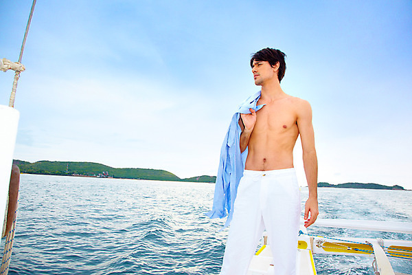 포토 JPG 주간 서양인 구름 모델 해외기획촬영 남자 여유 바다 섬 해외여행 여행 포즈 기획촬영 2009년태국 셔츠 요트 파타야 태국 하늘 휴가 휴식 한명 서기 사람 상반신 20대 성인 야외 여름 여름휴가 바캉스 흰바지 남자만 남자한명만 성인남자만 청년만 청년남자만 청년남자한명만 성인한명만 성인남자한명만 성인만 국내포토 자연요소 외국인 1 해외 계절 감정 아시아 컨셉 상의 배_교통 바지 모션 청년 파일형식 여름_계절