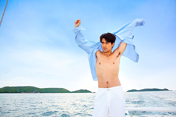 포토 JPG 주간 서양인 구름 모델 해외기획촬영 남자 여유 바다 섬 해외여행 여행 포즈 기획촬영 2009년태국 셔츠 요트 파타야 태국 하늘 휴가 휴식 한명 서기 사람 손짓 상반신 20대 성인 야외 여름 여름휴가 바캉스 흰바지 남자만 남자한명만 성인남자만 청년만 청년남자만 청년남자한명만 성인한명만 성인남자한명만 성인만 국내포토 자연요소 외국인 1 해외 계절 감정 아시아 컨셉 상의 배_교통 바지 모션 청년 파일형식 여름_계절