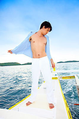 포토 JPG 주간 전신 서양인 구름 모델 해외기획촬영 남자 여유 바다 섬 해외여행 여행 포즈 기획촬영 2009년태국 셔츠 요트 파타야 태국 하늘 휴가 휴식 한명 서기 사람 20대 성인 야외 여름 여름휴가 바캉스 흰바지 남자만 남자한명만 성인남자만 청년만 청년남자만 청년남자한명만 성인한명만 성인남자한명만 성인만 국내포토 자연요소 외국인 1 해외 계절 감정 아시아 컨셉 상의 배_교통 바지 모션 청년 파일형식 여름_계절