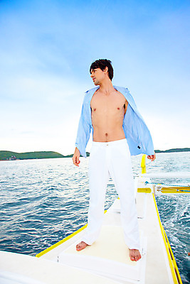 포토 JPG 주간 전신 서양인 구름 모델 해외기획촬영 남자 여유 바다 해외여행 여행 포즈 기획촬영 2009년태국 셔츠 요트 파타야 태국 하늘 휴가 휴식 한명 서기 사람 20대 성인 야외 여름 여름휴가 바캉스 흰바지 남자만 남자한명만 성인남자만 청년만 청년남자만 청년남자한명만 성인한명만 성인남자한명만 성인만 국내포토 자연요소 외국인 1 해외 계절 감정 아시아 컨셉 상의 배_교통 바지 모션 청년 파일형식 여름_계절