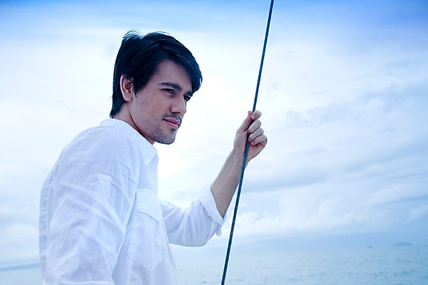 포토 JPG 주간 서양인 구름 모델 해외기획촬영 남자 여유 바다 해외여행 여행 포즈 기획촬영 2009년태국 요트 파타야 태국 하늘 휴가 휴식 한명 사람 상반신 20대 성인 야외 여름 여름휴가 바캉스 남자만 남자한명만 성인남자만 청년만 청년남자만 청년남자한명만 성인한명만 성인남자한명만 성인만 국내포토 자연요소 외국인 1 해외 계절 감정 아시아 컨셉 배_교통 청년 파일형식 여름_계절