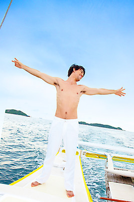 포토 JPG 주간 전신 서양인 구름 모델 해외기획촬영 남자 여유 바다 해외여행 여행 포즈 기획촬영 2009년태국 요트 파타야 태국 하늘 휴가 휴식 한명 서기 사람 손짓 20대 성인 야외 여름 여름휴가 바캉스 흰바지 남자만 남자한명만 성인남자만 청년만 청년남자만 청년남자한명만 성인한명만 성인남자한명만 성인만 국내포토 자연요소 외국인 1 해외 계절 감정 아시아 컨셉 배_교통 바지 모션 청년 파일형식 여름_계절