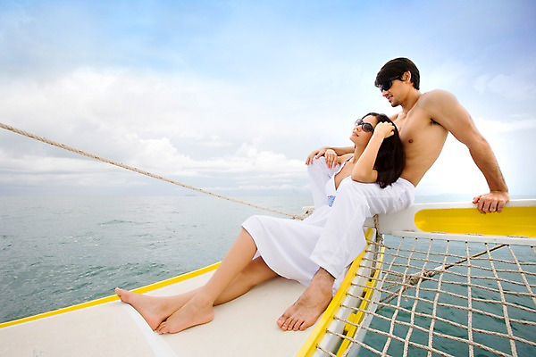 포토 JPG 주간 전신 서양인 구름 모델 해외기획촬영 커플 원피스 여자 남자 여유 바다 해외여행 여행 포즈 기획촬영 2009년태국 요트 파타야 태국 하늘 휴가 휴식 사람 앉기 야외 두명 여름 여름휴가 바캉스 선글라스 그물 흰바지 국내포토 자연요소 외국인 해외 옷 계절 감정 아시아 안경 컨셉 배_교통 바지 관계 모션 파일형식 여름_계절