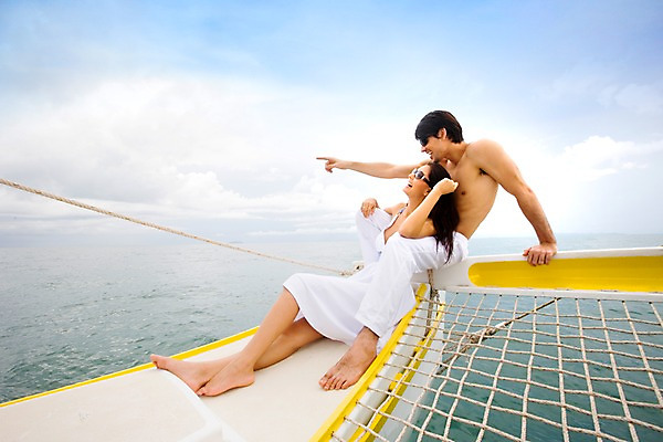 포토 JPG 주간 전신 서양인 구름 모델 해외기획촬영 커플 원피스 여자 남자 여유 바다 해외여행 여행 포즈 기획촬영 2009년태국 요트 파타야 태국 하늘 휴가 휴식 사람 앉기 손짓 야외 두명 여름 여름휴가 바캉스 선글라스 그물 흰바지 국내포토 자연요소 외국인 해외 옷 계절 감정 아시아 안경 컨셉 배_교통 바지 관계 모션 파일형식 여름_계절