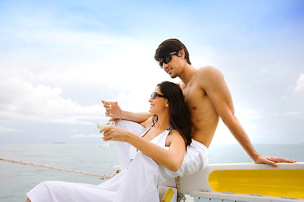 포토 JPG 주간 서양인 구름 모델 해외기획촬영 커플 원피스 여자 남자 여유 바다 해외여행 여행 포즈 기획촬영 2009년태국 요트 와인잔 파타야 태국 하늘 휴가 휴식 사람 앉기 상반신 야외 두명 여름 여름휴가 바캉스 선글라스 와인 화이트와인 흰바지 국내포토 자연요소 외국인 해외 옷 계절 감정 아시아 안경 컨셉 배_교통 술잔 바지 관계 모션 주류 파일형식 여름_계절