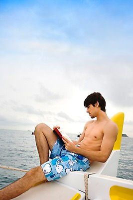 포토 JPG 주간 전신 서양인 구름 모델 해외기획촬영 남자 여유 바다 해외여행 여행 포즈 기획촬영 2009년태국 요트 파타야 태국 하늘 휴가 휴식 한명 사람 앉기 상반신 20대 성인 야외 책 여름 여름휴가 바캉스 독서 남자만 남자한명만 성인남자만 청년만 청년남자만 청년남자한명만 성인한명만 성인남자한명만 성인만 국내포토 자연요소 외국인 1 해외 계절 감정 아시아 컨셉 배_교통 모션 청년 파일형식 여름_계절