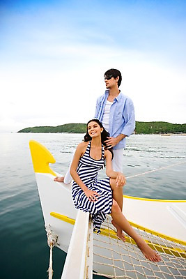 포토 JPG 주간 전신 서양인 구름 모델 해외기획촬영 커플 원피스 여자 남자 여유 바다 섬 해외여행 여행 포즈 기획촬영 2009년태국 셔츠 요트 파타야 태국 하늘 휴가 휴식 서기 사람 앉기 야외 두명 여름 여름휴가 바캉스 선글라스 그물 흰바지 국내포토 자연요소 외국인 해외 옷 계절 감정 아시아 안경 컨셉 상의 배_교통 바지 관계 모션 파일형식 여름_계절