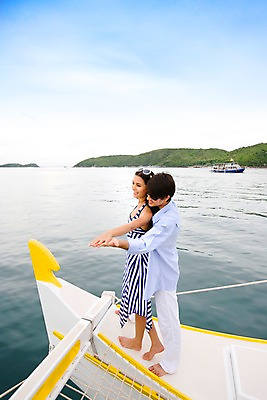 포토 JPG 주간 전신 서양인 구름 모델 해외기획촬영 커플 원피스 여자 남자 여유 바다 섬 해외여행 여행 포즈 기획촬영 2009년태국 셔츠 요트 파타야 태국 하늘 휴가 휴식 서기 사람 야외 두명 여름 여름휴가 바캉스 선글라스 흰바지 국내포토 자연요소 외국인 해외 옷 계절 감정 아시아 안경 컨셉 상의 배_교통 바지 관계 모션 파일형식 여름_계절