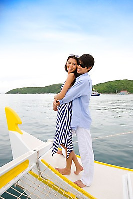 포토 JPG 주간 전신 서양인 구름 모델 해외기획촬영 커플 원피스 여자 남자 여유 바다 섬 해외여행 여행 포즈 기획촬영 2009년태국 셔츠 요트 포옹 파타야 태국 하늘 휴가 휴식 서기 사람 야외 두명 여름 여름휴가 바캉스 선글라스 흰바지 국내포토 자연요소 외국인 해외 옷 계절 감정 아시아 안경 컨셉 상의 배_교통 바지 관계 안기 모션 파일형식 여름_계절