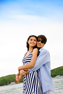 포토 JPG 주간 서양인 구름 모델 해외기획촬영 커플 원피스 여자 남자 여유 바다 섬 해외여행 여행 포즈 기획촬영 2009년태국 셔츠 요트 포옹 파타야 태국 하늘 휴가 휴식 서기 사람 상반신 야외 두명 여름 여름휴가 바캉스 선글라스 흰바지 국내포토 자연요소 외국인 해외 옷 계절 감정 아시아 안경 컨셉 상의 배_교통 바지 관계 안기 모션 파일형식 여름_계절