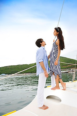 포토 JPG 주간 전신 서양인 구름 모델 해외기획촬영 커플 원피스 여자 남자 여유 바다 섬 해외여행 여행 포즈 기획촬영 2009년태국 셔츠 요트 파타야 태국 하늘 휴가 휴식 서기 사람 야외 두명 여름 여름휴가 바캉스 선글라스 흰바지 국내포토 자연요소 외국인 해외 옷 계절 감정 아시아 안경 컨셉 상의 배_교통 바지 관계 모션 파일형식 여름_계절