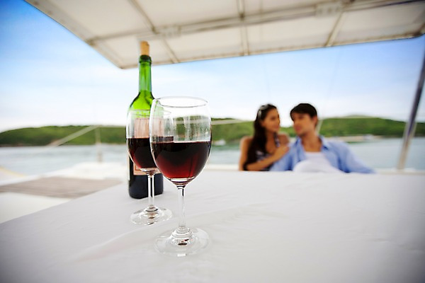 포토 JPG 주간 서양인 구름 모델 해외기획촬영 커플 원피스 여자 남자 여유 바다 섬 해외여행 여행 포즈 기획촬영 2009년태국 셔츠 요트 와인잔 파타야 태국 탁자 하늘 휴가 휴식 사람 앉기 상반신 야외 두명 여름 여름휴가 바캉스 선글라스 와인 레드와인 흰바지 국내포토 자연요소 외국인 해외 옷 계절 감정 아시아 안경 가구 컨셉 상의 배_교통 술잔 바지 관계 모션 주류 파일형식 여름_계절