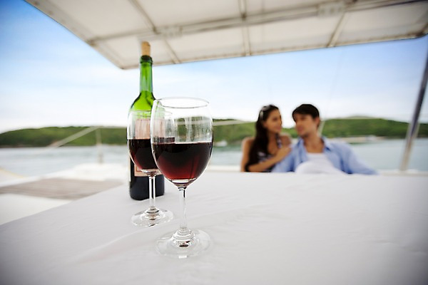 포토 JPG 주간 서양인 구름 모델 해외기획촬영 커플 원피스 여자 남자 여유 바다 섬 해외여행 여행 포즈 기획촬영 2009년태국 셔츠 요트 와인잔 파타야 태국 탁자 하늘 휴가 휴식 사람 앉기 상반신 야외 두명 여름 여름휴가 바캉스 와인 레드와인 흰바지 국내포토 자연요소 외국인 해외 옷 계절 감정 아시아 가구 컨셉 상의 배_교통 술잔 바지 관계 모션 주류 파일형식 여름_계절