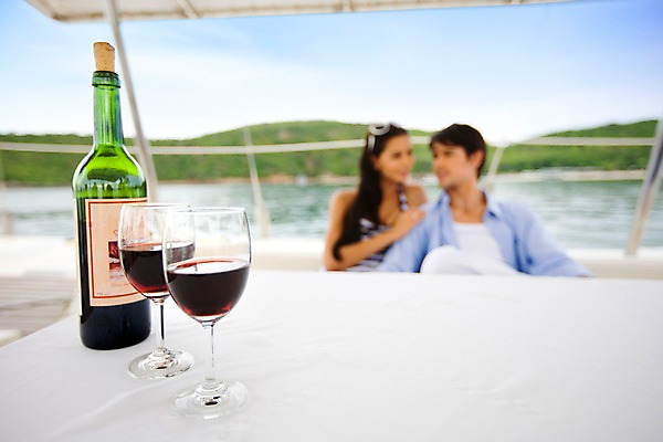 포토 JPG 주간 서양인 구름 모델 해외기획촬영 커플 원피스 여자 남자 여유 바다 섬 해외여행 여행 포즈 기획촬영 2009년태국 셔츠 요트 와인잔 파타야 태국 탁자 하늘 휴가 휴식 사람 앉기 상반신 야외 두명 여름 여름휴가 바캉스 선글라스 와인 레드와인 흰바지 국내포토 자연요소 외국인 해외 옷 계절 감정 아시아 안경 가구 컨셉 상의 배_교통 술잔 바지 관계 모션 주류 파일형식 여름_계절