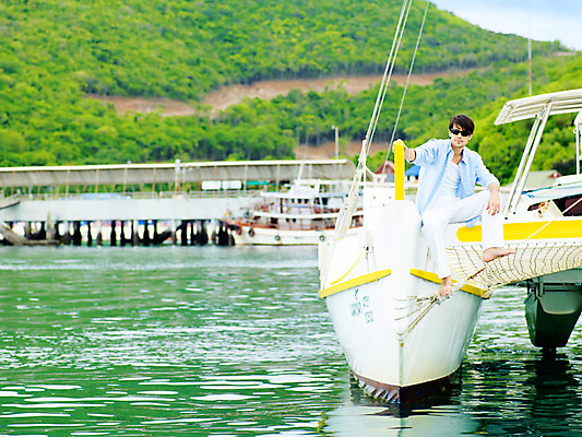 포토 JPG 주간 전신 서양인 구름 모델 해외기획촬영 남자 여유 바다 섬 해외여행 여행 포즈 기획촬영 2009년태국 셔츠 요트 파타야 태국 하늘 휴가 휴식 한명 사람 앉기 20대 성인 야외 여름 여름휴가 바캉스 선글라스 흰바지 남자만 남자한명만 성인남자만 청년만 청년남자만 청년남자한명만 성인한명만 성인남자한명만 성인만 국내포토 자연요소 외국인 1 해외 계절 감정 아시아 안경 컨셉 상의 배_교통 바지 모션 청년 파일형식 여름_계절