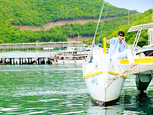 포토 JPG 주간 전신 서양인 구름 모델 해외기획촬영 남자 여유 바다 섬 해외여행 여행 포즈 기획촬영 2009년태국 셔츠 요트 파타야 태국 하늘 휴가 휴식 한명 사람 앉기 20대 성인 야외 여름 여름휴가 바캉스 선글라스 흰바지 남자만 남자한명만 성인남자만 청년만 청년남자만 청년남자한명만 성인한명만 성인남자한명만 성인만 국내포토 자연요소 외국인 1 해외 계절 감정 아시아 안경 컨셉 상의 배_교통 바지 모션 청년 파일형식 여름_계절