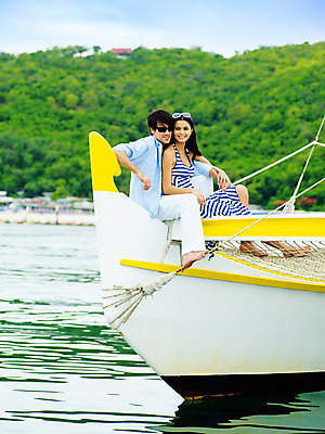포토 JPG 주간 전신 서양인 구름 모델 해외기획촬영 커플 원피스 여자 남자 여유 바다 섬 해외여행 여행 포즈 기획촬영 2009년태국 셔츠 요트 파타야 태국 하늘 휴가 휴식 사람 앉기 야외 두명 여름 여름휴가 바캉스 선글라스 흰바지 국내포토 자연요소 외국인 해외 옷 계절 감정 아시아 안경 컨셉 상의 배_교통 바지 관계 모션 파일형식 여름_계절