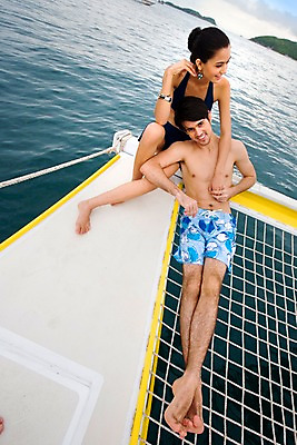 포토 JPG 주간 전신 서양인 구름 모델 해외기획촬영 커플 여자 남자 여유 바다 해외여행 여행 포즈 기획촬영 2009년태국 요트 팔찌 파타야 태국 하늘 휴가 휴식 사람 앉기 야외 두명 여름 여름휴가 바캉스 비키니 그물 국내포토 자연요소 외국인 해외 계절 수영복 감정 아시아 컨셉 배_교통 장신구 관계 모션 파일형식 여름_계절