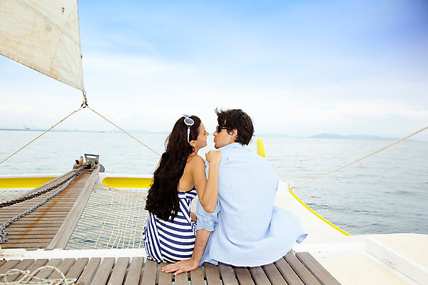 포토 JPG 주간 서양인 구름 모델 해외기획촬영 커플 원피스 여자 남자 바다 해외여행 여행 포즈 기획촬영 2009년태국 셔츠 요트 포옹 파타야 태국 하늘 휴가 휴식 사람 앉기 상반신 야외 두명 여름 여름휴가 바캉스 선글라스 국내포토 자연요소 외국인 해외 옷 계절 아시아 안경 컨셉 상의 배_교통 관계 안기 모션 파일형식 여름_계절