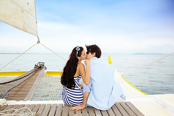 포토 JPG 주간 서양인 구름 모델 해외기획촬영 커플 원피스 여자 남자 바다 해외여행 여행 포즈 기획촬영 2009년태국 셔츠 요트 포옹 파타야 태국 하늘 휴가 휴식 키스 사람 앉기 상반신 야외 두명 여름 여름휴가 바캉스 선글라스 국내포토 자연요소 외국인 해외 옷 계절 아시아 안경 컨셉 상의 배_교통 관계 안기 모션 애정표현 파일형식 여름_계절