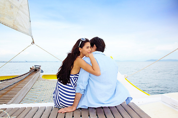 포토 JPG 주간 서양인 구름 모델 해외기획촬영 커플 원피스 여자 남자 바다 해외여행 여행 포즈 기획촬영 2009년태국 셔츠 요트 포옹 파타야 태국 하늘 휴가 휴식 사람 앉기 상반신 야외 두명 여름 여름휴가 바캉스 선글라스 국내포토 자연요소 외국인 해외 옷 계절 아시아 안경 컨셉 상의 배_교통 관계 안기 모션 파일형식 여름_계절