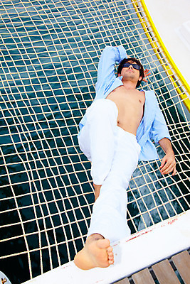 포토 JPG 주간 전신 서양인 구름 모델 해외기획촬영 남자 바다 해외여행 여행 포즈 기획촬영 2009년태국 셔츠 요트 파타야 태국 하늘 휴가 휴식 한명 사람 20대 성인 야외 여름 여름휴가 바캉스 선글라스 눕기 그물 흰바지 남자만 남자한명만 성인남자만 청년만 청년남자만 청년남자한명만 성인한명만 성인남자한명만 성인만 국내포토 자연요소 외국인 1 해외 계절 아시아 안경 컨셉 상의 배_교통 바지 모션 청년 파일형식 여름_계절