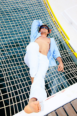 포토 JPG 주간 전신 서양인 구름 모델 해외기획촬영 남자 바다 해외여행 여행 포즈 기획촬영 2009년태국 셔츠 요트 파타야 태국 하늘 휴가 휴식 한명 사람 20대 성인 야외 여름 여름휴가 바캉스 선글라스 눕기 그물 흰바지 남자만 남자한명만 성인남자만 청년만 청년남자만 청년남자한명만 성인한명만 성인남자한명만 성인만 국내포토 자연요소 외국인 1 해외 계절 아시아 안경 컨셉 상의 배_교통 바지 모션 청년 파일형식 여름_계절