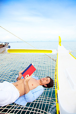 포토 JPG 주간 서양인 구름 모델 해외기획촬영 남자 바다 해외여행 여행 포즈 기획촬영 2009년태국 셔츠 요트 파타야 태국 하늘 휴가 휴식 한명 사람 상반신 20대 성인 야외 책 여름 여름휴가 바캉스 눕기 독서 그물 흰바지 남자만 남자한명만 성인남자만 청년만 청년남자만 청년남자한명만 성인한명만 성인남자한명만 성인만 국내포토 자연요소 외국인 1 해외 계절 아시아 컨셉 상의 배_교통 바지 모션 청년 파일형식 여름_계절