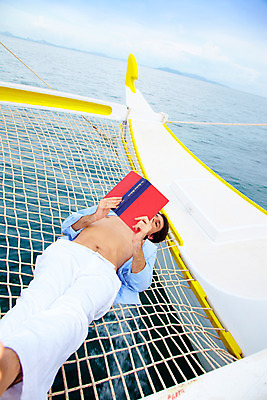 포토 JPG 주간 전신 서양인 구름 모델 해외기획촬영 남자 바다 해외여행 여행 포즈 기획촬영 2009년태국 셔츠 요트 파타야 태국 하늘 휴가 휴식 한명 사람 상반신 20대 성인 야외 책 여름 여름휴가 바캉스 눕기 독서 그물 흰바지 남자만 남자한명만 성인남자만 청년만 청년남자만 청년남자한명만 성인한명만 성인남자한명만 성인만 국내포토 자연요소 외국인 1 해외 계절 아시아 컨셉 상의 배_교통 바지 모션 청년 파일형식 여름_계절