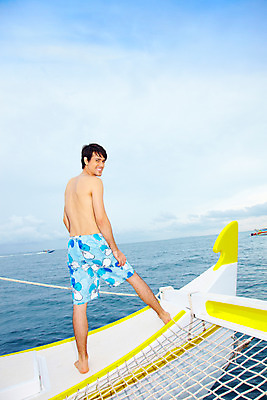 포토 JPG 주간 전신 서양인 구름 모델 해외기획촬영 남자 수영복 바다 해외여행 여행 포즈 기획촬영 2009년태국 요트 파타야 태국 하늘 휴가 휴식 한명 서기 미소 웃음 사람 20대 성인 야외 뒷모습 여름 여름휴가 바캉스 그물 남자만 남자한명만 성인남자만 청년만 청년남자만 청년남자한명만 성인한명만 성인남자한명만 성인만 국내포토 자연요소 외국인 1 해외 옷 계절 아시아 뷰포인트 컨셉 배_교통 모션 표정 청년 파일형식 여름_계절