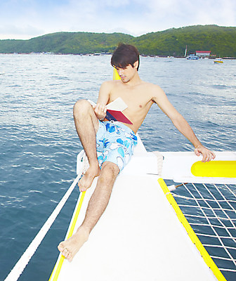 포토 JPG 주간 전신 서양인 구름 모델 해외기획촬영 남자 수영복 바다 섬 해외여행 여행 포즈 기획촬영 2009년태국 요트 파타야 태국 하늘 휴가 휴식 한명 사람 앉기 20대 성인 야외 책 여름 여름휴가 바캉스 독서 그물 남자만 남자한명만 성인남자만 청년만 청년남자만 청년남자한명만 성인한명만 성인남자한명만 성인만 국내포토 자연요소 외국인 1 해외 옷 계절 아시아 컨셉 배_교통 모션 청년 파일형식 여름_계절
