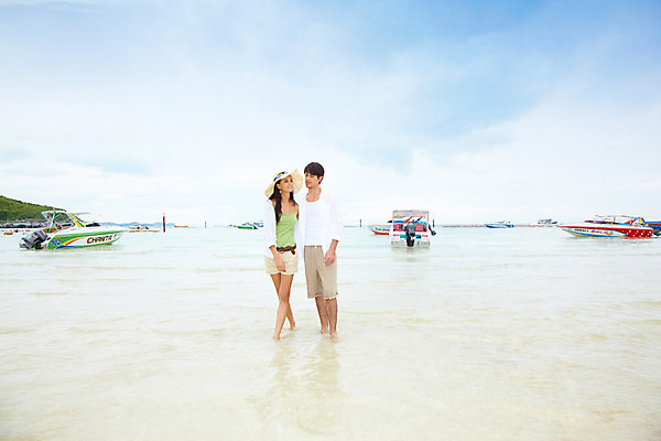 포토 JPG 주간 전신 서양인 구름 모델 해외기획촬영 모자 커플 여자 남자 물결 파도 바다 해외여행 여행 포즈 기획촬영 2009년태국 셔츠 요트 반바지 포옹 파타야 태국 하늘 휴가 휴식 키스 산호섬 서기 사람 해변 야외 두명 여름 여름휴가 바캉스 민소매 귀걸이 벨트 비치웨어 선박 국내포토 자연요소 외국인 해외 잡화 옷 계절 아시아 섬 컨셉 수상교통 상의 배_교통 장신구 바지 관계 안기 모션 애정표현 파일형식 여름_계절