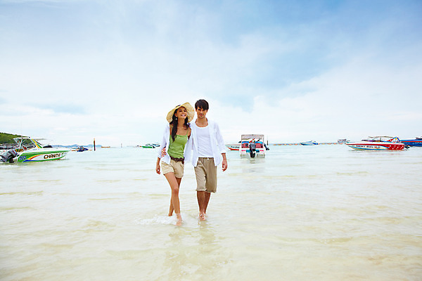 포토 JPG 주간 전신 서양인 구름 모델 해외기획촬영 모자 커플 여자 남자 물결 파도 바다 해외여행 여행 포즈 기획촬영 2009년태국 셔츠 요트 반바지 포옹 파타야 태국 하늘 휴가 휴식 키스 산호섬 서기 사람 해변 야외 두명 여름 여름휴가 바캉스 민소매 걷기 귀걸이 벨트 비치웨어 선박 국내포토 자연요소 외국인 해외 잡화 옷 계절 아시아 섬 컨셉 수상교통 상의 배_교통 장신구 바지 관계 안기 모션 애정표현 파일형식 여름_계절