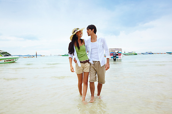 포토 JPG 주간 전신 서양인 구름 모델 해외기획촬영 모자 커플 여자 남자 물결 파도 바다 해외여행 여행 포즈 기획촬영 2009년태국 셔츠 요트 반바지 파타야 태국 하늘 휴가 휴식 산호섬 서기 미소 웃음 사람 해변 야외 두명 여름 여름휴가 바캉스 벨트 비치웨어 선박 국내포토 자연요소 외국인 해외 잡화 옷 계절 아시아 섬 컨셉 수상교통 상의 배_교통 바지 관계 모션 표정 파일형식 여름_계절