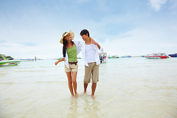 포토 JPG 주간 전신 서양인 구름 모델 해외기획촬영 모자 커플 여자 남자 물결 파도 바다 해외여행 여행 포즈 기획촬영 2009년태국 셔츠 요트 반바지 파타야 태국 하늘 어깨동무 휴가 휴식 산호섬 서기 미소 웃음 사람 해변 야외 두명 여름 여름휴가 바캉스 벨트 비치웨어 선박 국내포토 자연요소 외국인 해외 잡화 옷 계절 아시아 섬 컨셉 수상교통 상의 배_교통 바지 관계 모션 표정 파일형식 여름_계절