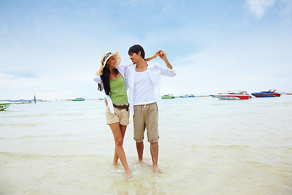 포토 JPG 주간 전신 서양인 구름 모델 해외기획촬영 모자 커플 여자 남자 물결 파도 바다 해외여행 여행 포즈 기획촬영 2009년태국 셔츠 요트 반바지 파타야 태국 하늘 어깨동무 휴가 휴식 산호섬 서기 미소 웃음 사람 해변 야외 두명 여름 여름휴가 바캉스 벨트 비치웨어 선박 국내포토 자연요소 외국인 해외 잡화 옷 계절 아시아 섬 컨셉 수상교통 상의 배_교통 바지 관계 모션 표정 파일형식 여름_계절