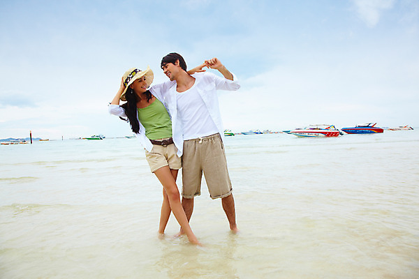 포토 JPG 주간 전신 서양인 구름 모델 해외기획촬영 모자 커플 여자 남자 물결 파도 바다 해외여행 여행 포즈 기획촬영 2009년태국 셔츠 요트 반바지 파타야 태국 하늘 어깨동무 휴가 휴식 산호섬 서기 미소 웃음 사람 해변 야외 두명 여름 여름휴가 바캉스 벨트 비치웨어 선박 국내포토 자연요소 외국인 해외 잡화 옷 계절 아시아 섬 컨셉 수상교통 상의 배_교통 바지 관계 모션 표정 파일형식 여름_계절