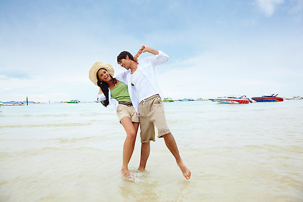 포토 JPG 주간 전신 서양인 구름 모델 해외기획촬영 모자 커플 여자 남자 물결 파도 바다 해외여행 여행 포즈 기획촬영 2009년태국 셔츠 요트 반바지 파타야 태국 하늘 어깨동무 휴가 휴식 산호섬 서기 미소 웃음 사람 해변 야외 두명 여름 여름휴가 바캉스 벨트 비치웨어 선박 국내포토 자연요소 외국인 해외 잡화 옷 계절 아시아 섬 컨셉 수상교통 상의 배_교통 바지 관계 모션 표정 파일형식 여름_계절