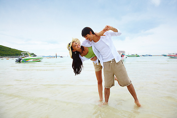 포토 JPG 주간 전신 서양인 구름 모델 해외기획촬영 모자 커플 여자 남자 물결 파도 바다 해외여행 여행 포즈 기획촬영 2009년태국 셔츠 요트 반바지 파타야 태국 하늘 어깨동무 휴가 휴식 산호섬 서기 미소 웃음 사람 해변 야외 두명 여름 여름휴가 바캉스 벨트 비치웨어 선박 국내포토 자연요소 외국인 해외 잡화 옷 계절 아시아 섬 컨셉 수상교통 상의 배_교통 바지 관계 모션 표정 파일형식 여름_계절