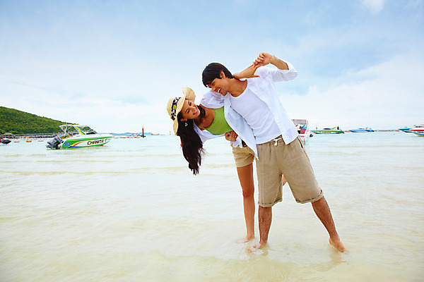 포토 JPG 주간 전신 서양인 구름 모델 해외기획촬영 모자 커플 여자 남자 물결 파도 바다 해외여행 여행 포즈 기획촬영 2009년태국 셔츠 요트 반바지 파타야 태국 하늘 어깨동무 휴가 휴식 산호섬 서기 미소 웃음 사람 해변 야외 두명 여름 여름휴가 바캉스 벨트 비치웨어 선박 국내포토 자연요소 외국인 해외 잡화 옷 계절 아시아 섬 컨셉 수상교통 상의 배_교통 바지 관계 모션 표정 파일형식 여름_계절