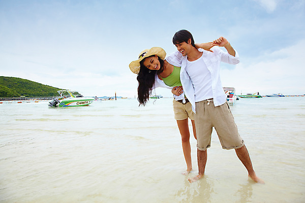 포토 JPG 주간 전신 서양인 구름 모델 해외기획촬영 모자 커플 여자 남자 물결 파도 바다 해외여행 여행 포즈 기획촬영 2009년태국 셔츠 요트 반바지 파타야 태국 하늘 어깨동무 휴가 휴식 산호섬 서기 미소 웃음 사람 해변 야외 두명 여름 여름휴가 바캉스 벨트 비치웨어 선박 국내포토 자연요소 외국인 해외 잡화 옷 계절 아시아 섬 컨셉 수상교통 상의 배_교통 바지 관계 모션 표정 파일형식 여름_계절