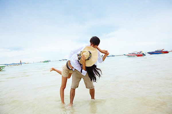 포토 JPG 주간 전신 서양인 구름 모델 해외기획촬영 모자 커플 여자 남자 물결 파도 바다 해외여행 여행 포즈 기획촬영 2009년태국 셔츠 요트 반바지 파타야 태국 하늘 어깨동무 휴가 휴식 산호섬 서기 사람 해변 야외 두명 여름 여름휴가 바캉스 비치웨어 선박 국내포토 자연요소 외국인 해외 잡화 옷 계절 아시아 섬 컨셉 수상교통 상의 배_교통 바지 관계 모션 파일형식 여름_계절